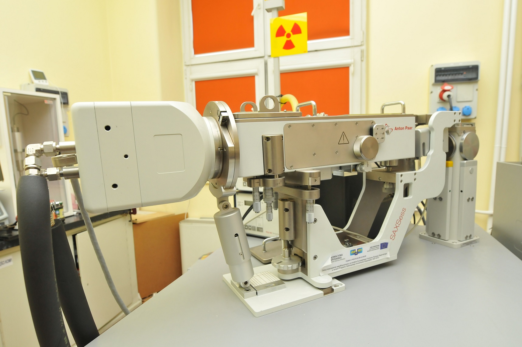 Dyfraktometr rentgenowski pracujący przy małych kątach