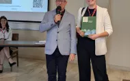 Wręczenie nagrody za pracę dyplomową dla studentki IWP